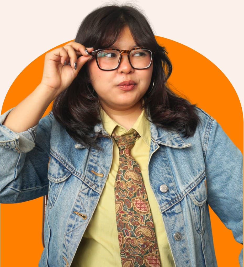 Seorang peneliti BOI Research merapikan kacamatanya