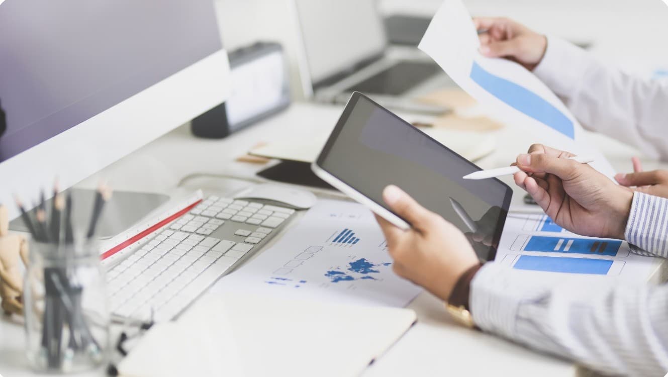Peneliti meninjau grafik dan hasil survei di tablet